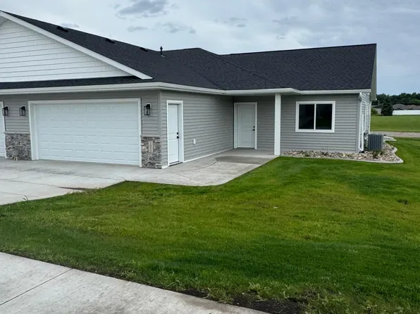 1055 Village Ln, Detroit Lakes, MN 56501