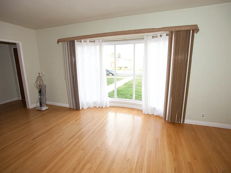 404 E Orange St — Photo 2
