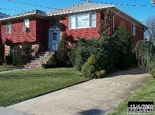 240 Pearl St, Lawrence, NY 11559