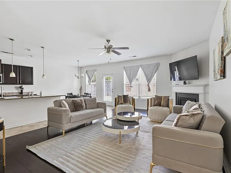 565 Dasheill Ln — Photo 4