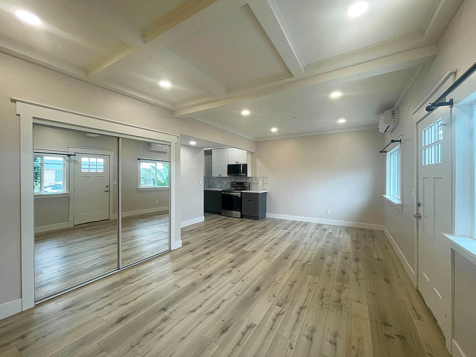Spacious studio. Wood trim, ceiling decor, baseboards throughout. Large, deep closet.
