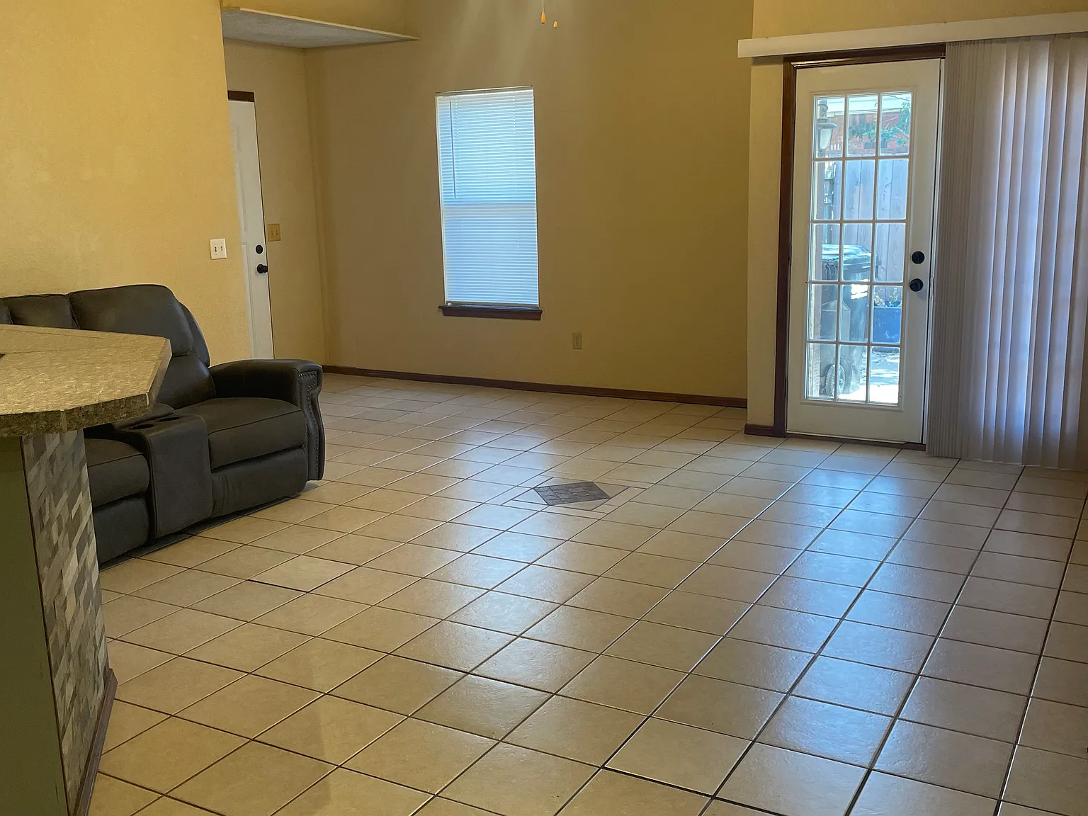 2 bed, 918 sqft, $1,200 — Photo 3