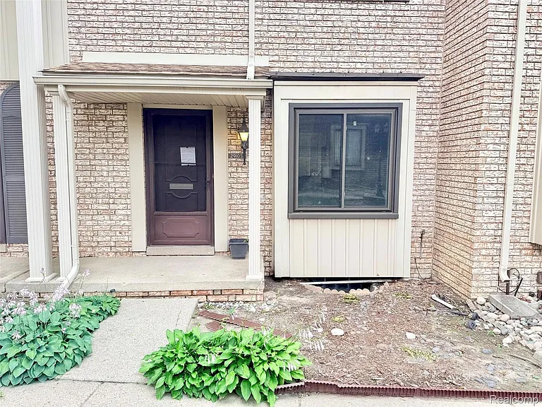 29105 Yorkshire Ln — Photo 15