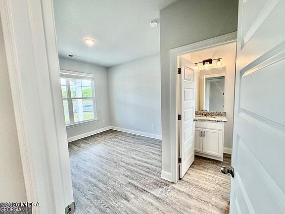 4th image of 140 Oak Dr