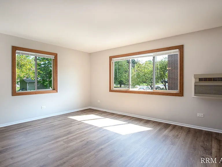 Pioneer Court Apartments — Photo 7