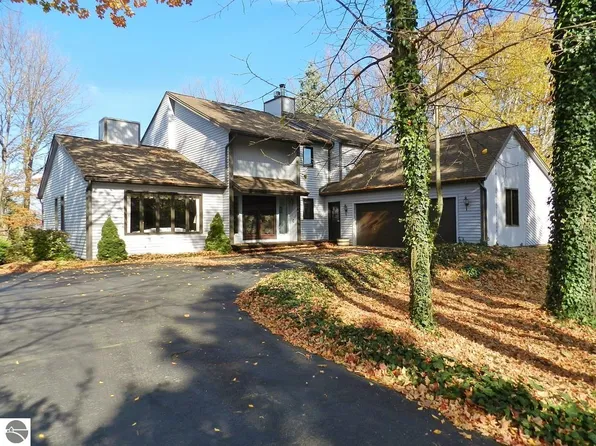 8717 Woodridge Dr, Williamsburg, MI 49690