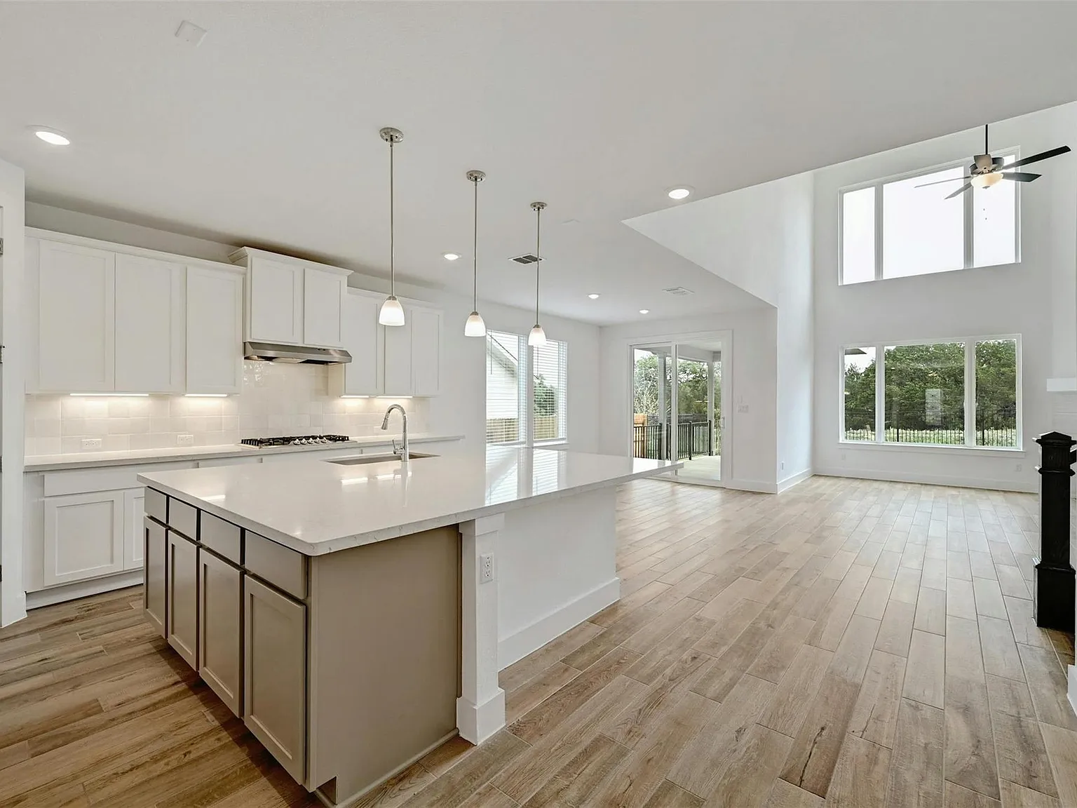 4 bed, 3.0 bath, 2864 sqft, $3,999 — Photo 4