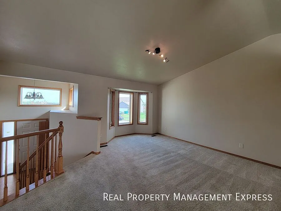 Beautiful 4 Bedroom 2 Bathroom Single Family Home w/ Double Stall Garage in SW Sioux Falls — Photo 4