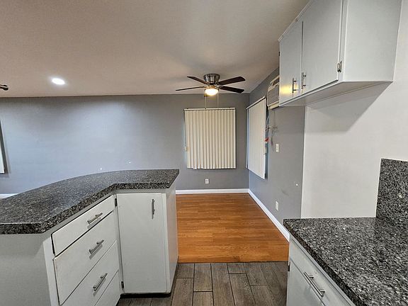 4th image of 7419 Woodley Ave Unit 1