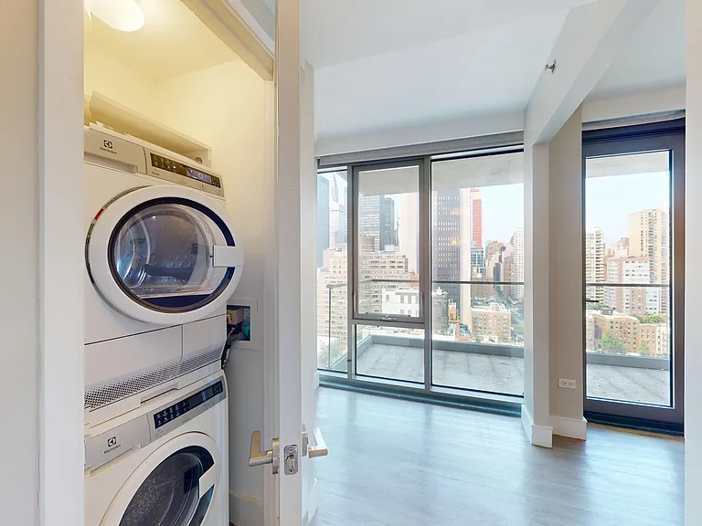 237 E 34th St #1904 — Photo 12