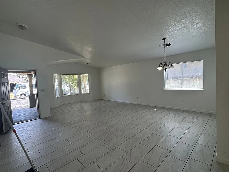 430 Vargus Ct — Photo 4