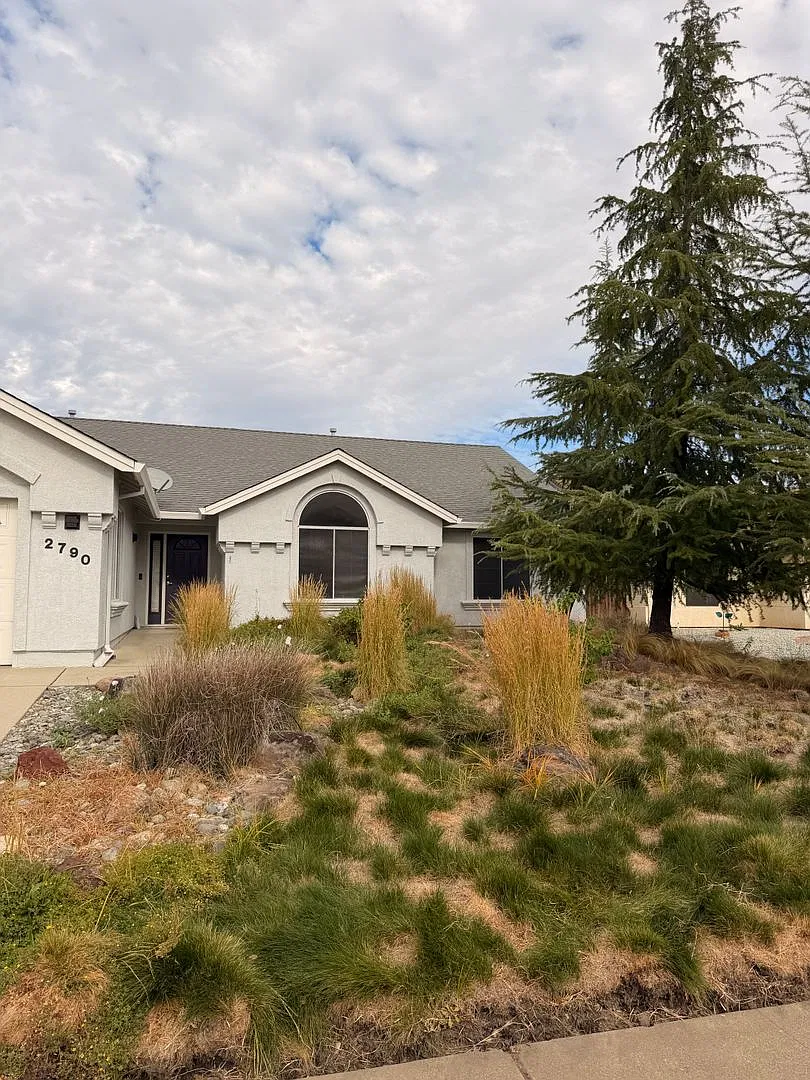 Beautifully Updated 3-Bedroom Home with Scenic Views in Redding — Photo 2