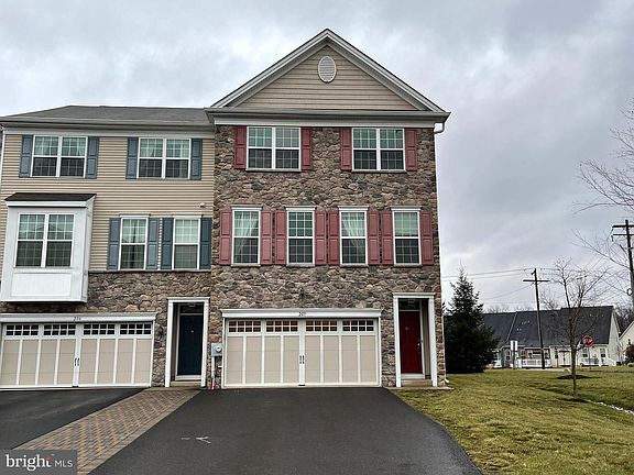 3rd image of 205 Chestnut Ct