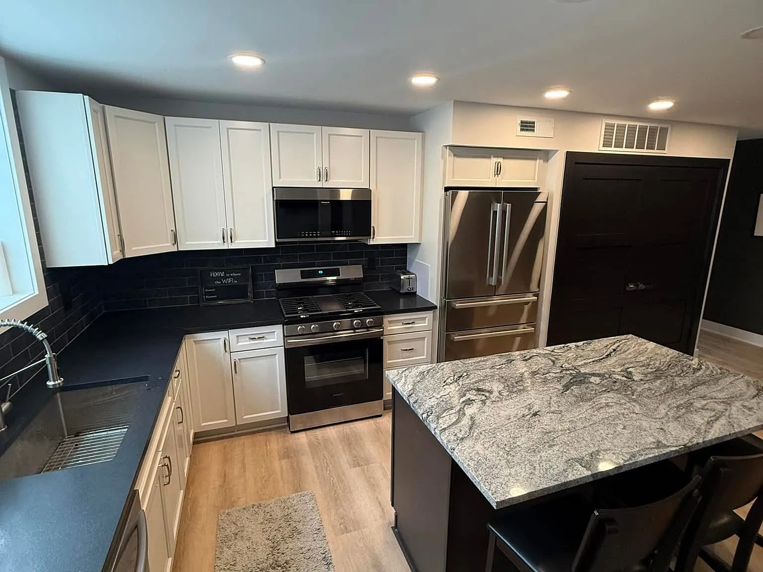 2 bed, 2.5 bath, 1323 sqft, $2,000 — Photo 2
