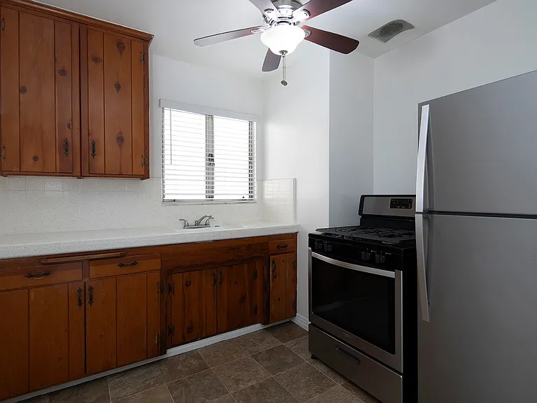 Talmadge Pacific Apartments — Photo 7