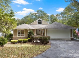 320 Dawnbrook Dr, Flat Rock, NC 28731