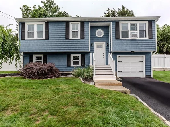 10 Pembroke Dr, Johnston, RI 02919