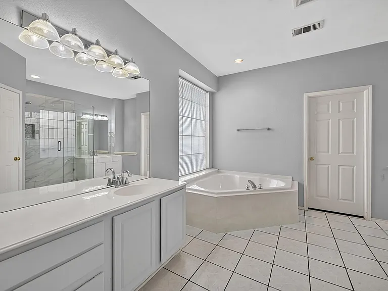 2328 Hunters Run Dr — Photo 8