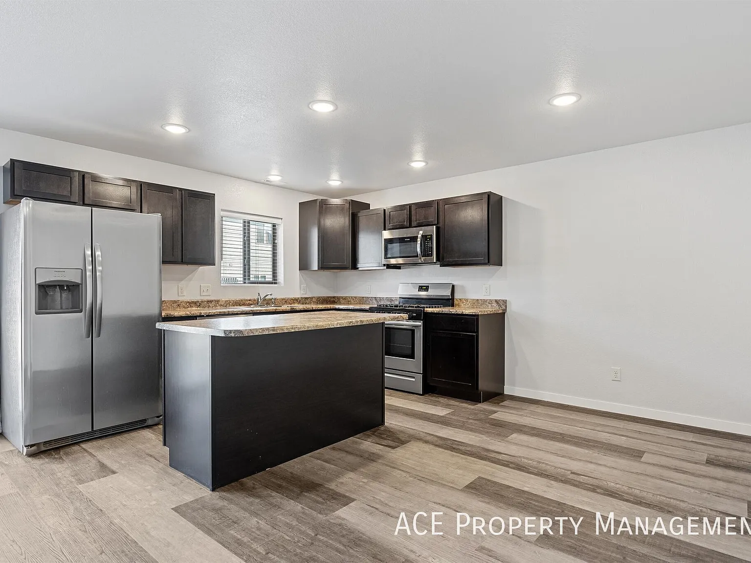 3 bed, 2.5 bath, 1608 sqft, $1,695 — Photo 2