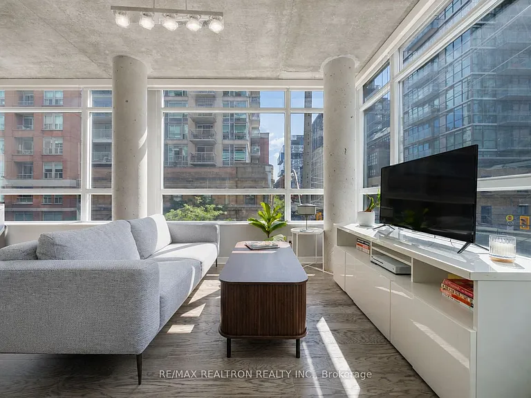 218 King St E #320 — Photo 8