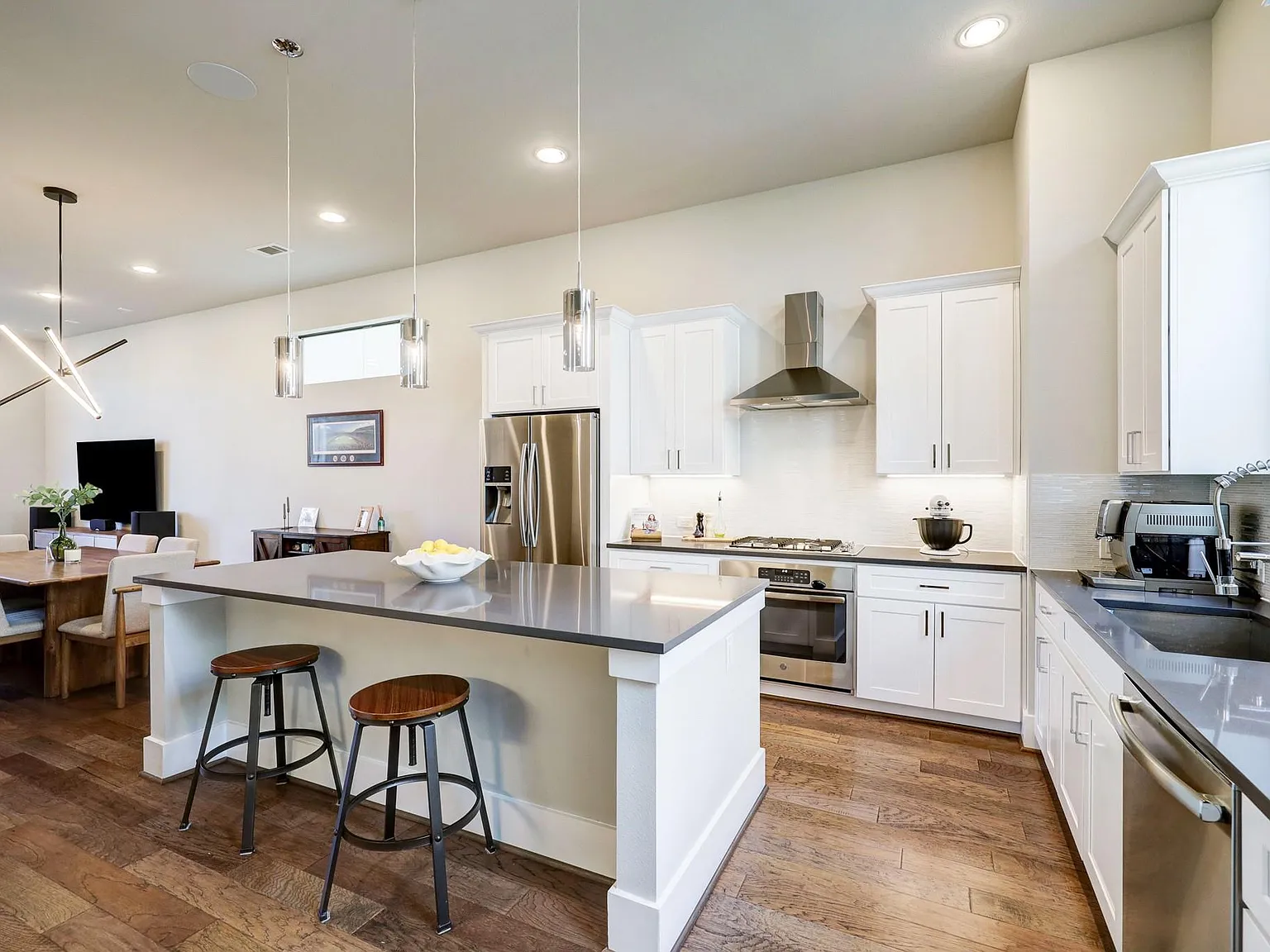 3 bed, 3.5 bath, 2067 sqft, $3,400 — Photo 3