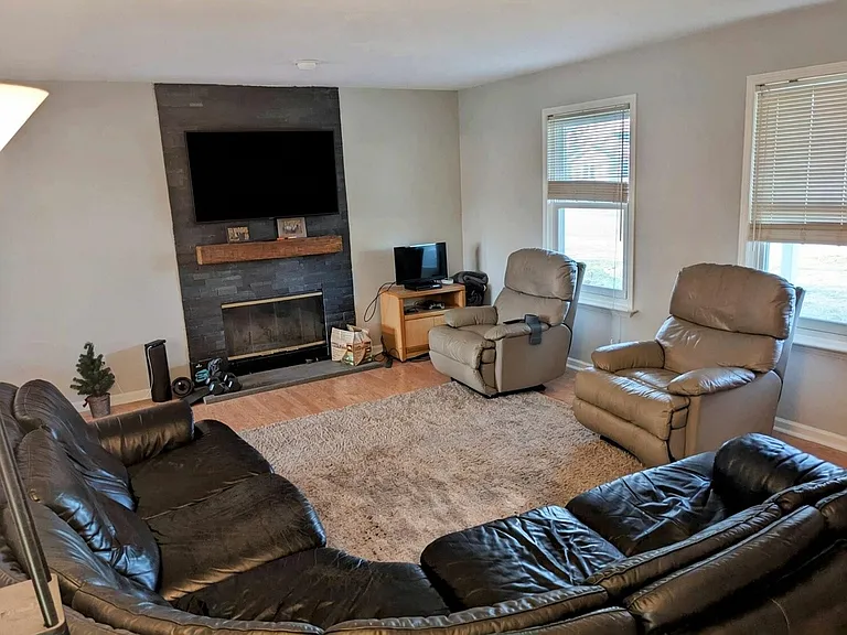 1484 Spencer Ave — Photo 4