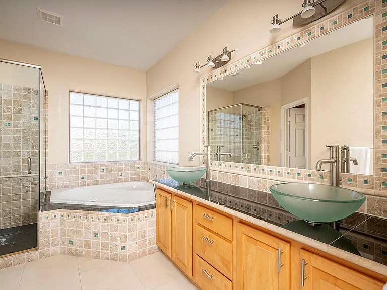 4506 E Robin Ln — Photo 12