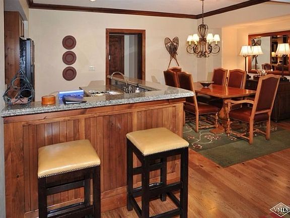 Open kitchen and dining area to enjoy family gatherings and entertaining