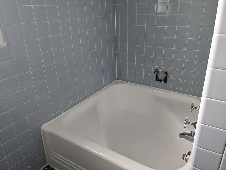 Hallway Bath w/ Large Tub & Shower Combo