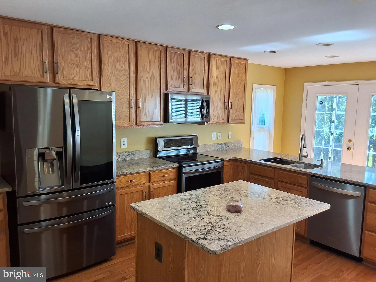 3 bed, 2.5 bath, 2332 sqft, $2,600 — Photo 4