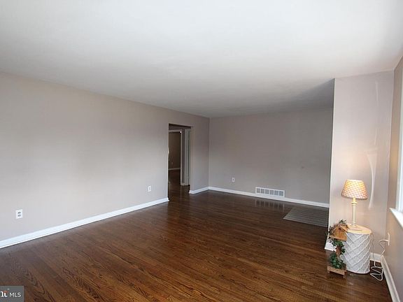 4th image of 476 Brady Ave