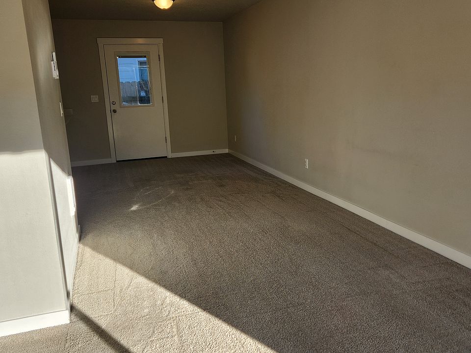 Livingroom towards the kitchen.