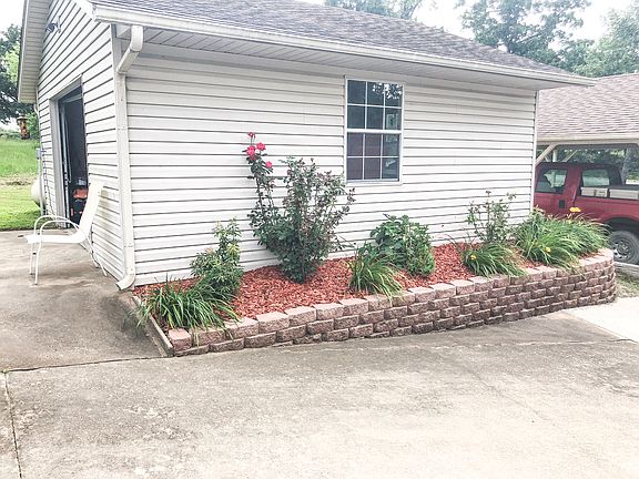 Detached shop building 