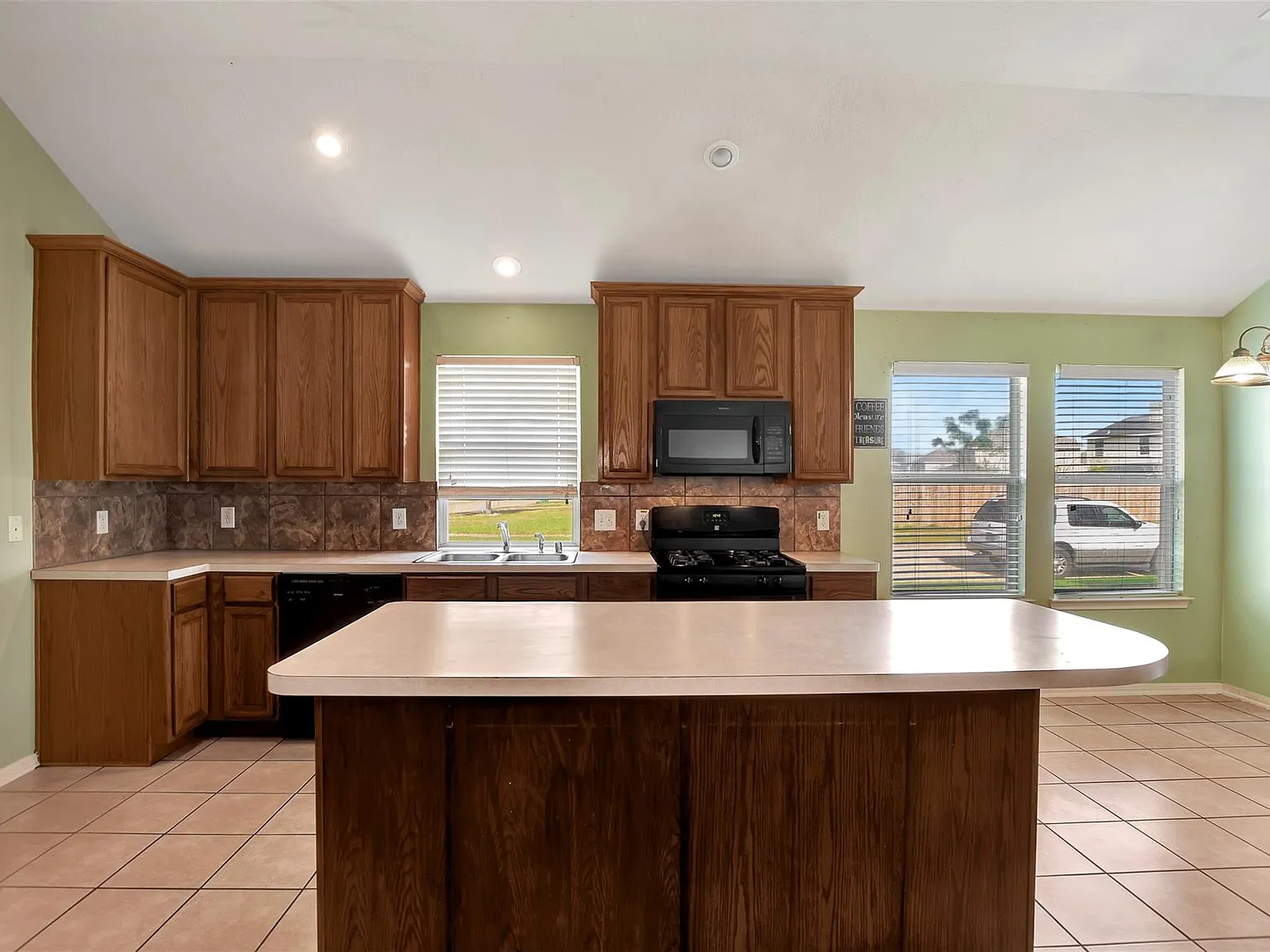 4 bed, 2.0 bath, 1930 sqft, $2,200 — Photo 2