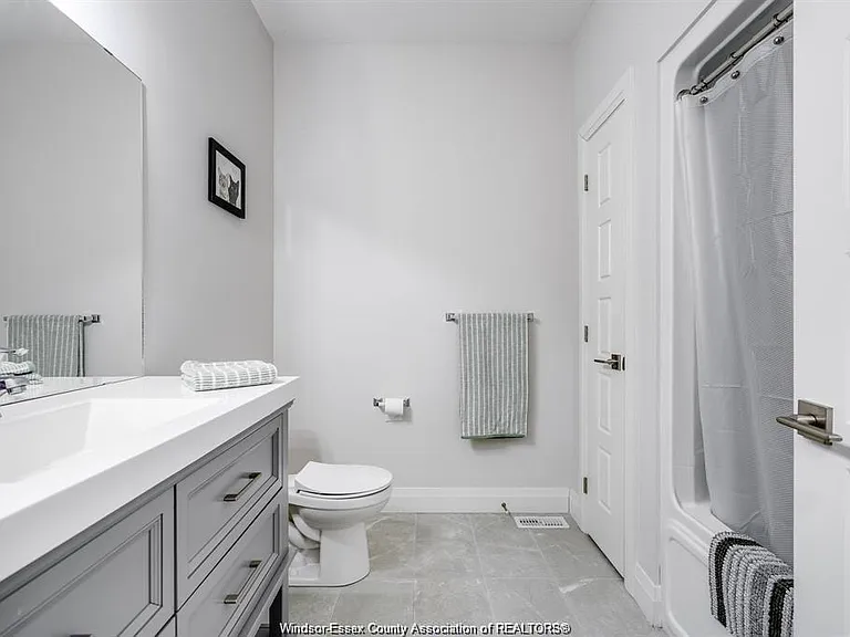 241 Robinson Ave #UPPER — Photo 14