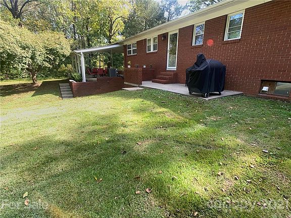 3rd image of 807 Emerald Pl SW