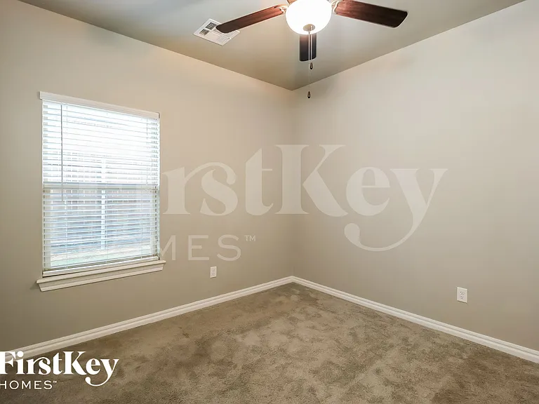 8401 NW 160th Ct — Photo 11