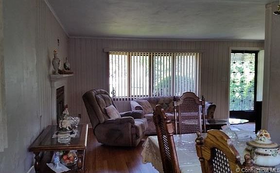 Dining room fits a formal s...