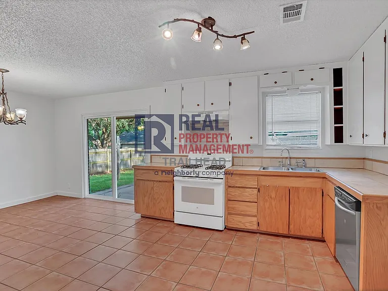 1424 Phillips St — Photo 10