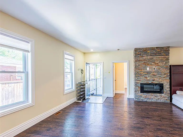 493 Wellington Ave #UPPER — Photo 4