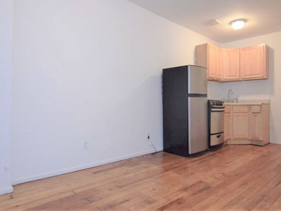 5th image of 566 Morgan Ave APT 4