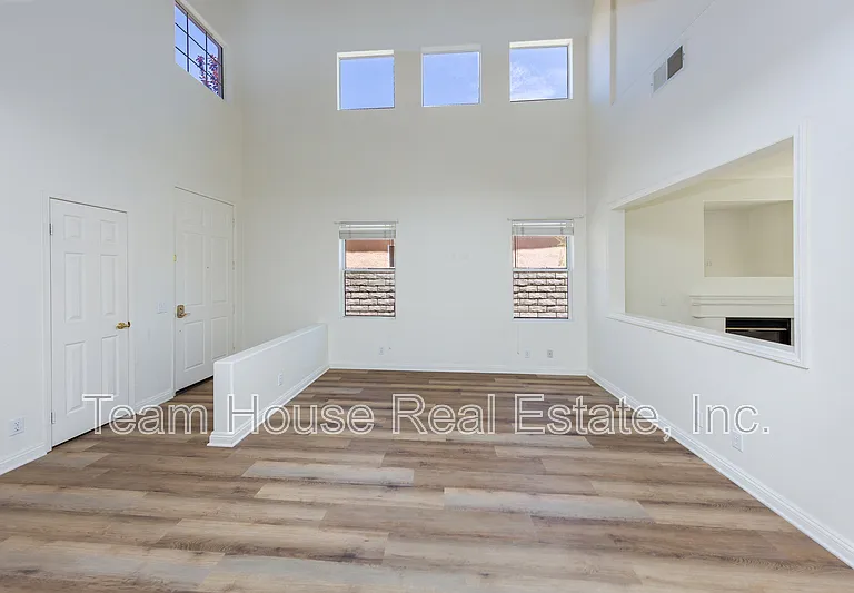 25620 Wordsworth Ln — Photo 2