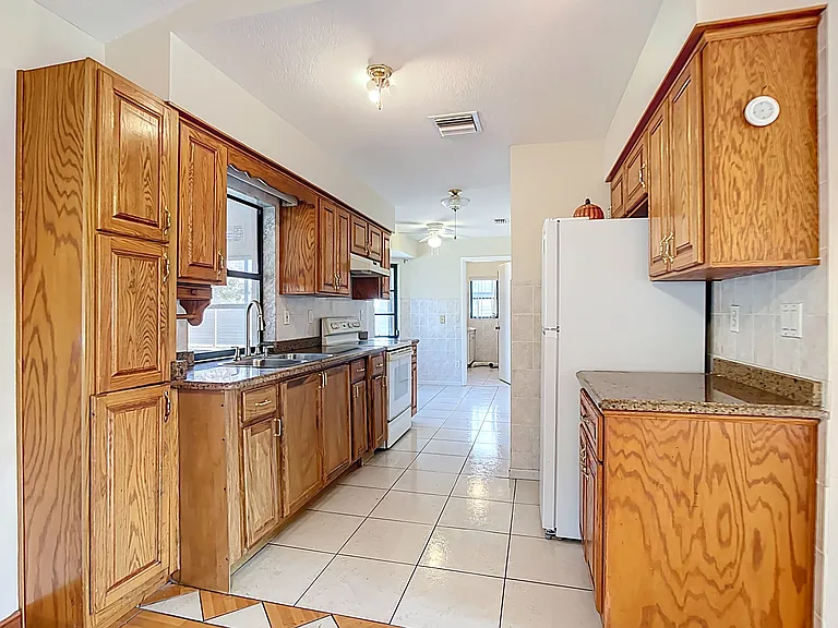 4428 Aladdin Ave — Photo 10