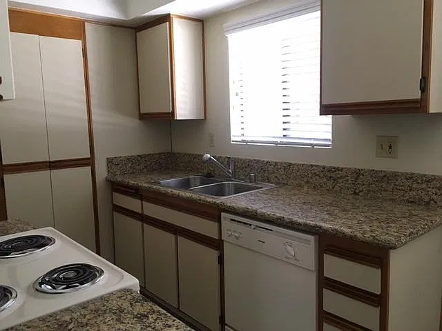 Burbank 300 E. Tujunga - 2-Room Studios — Photo 25
