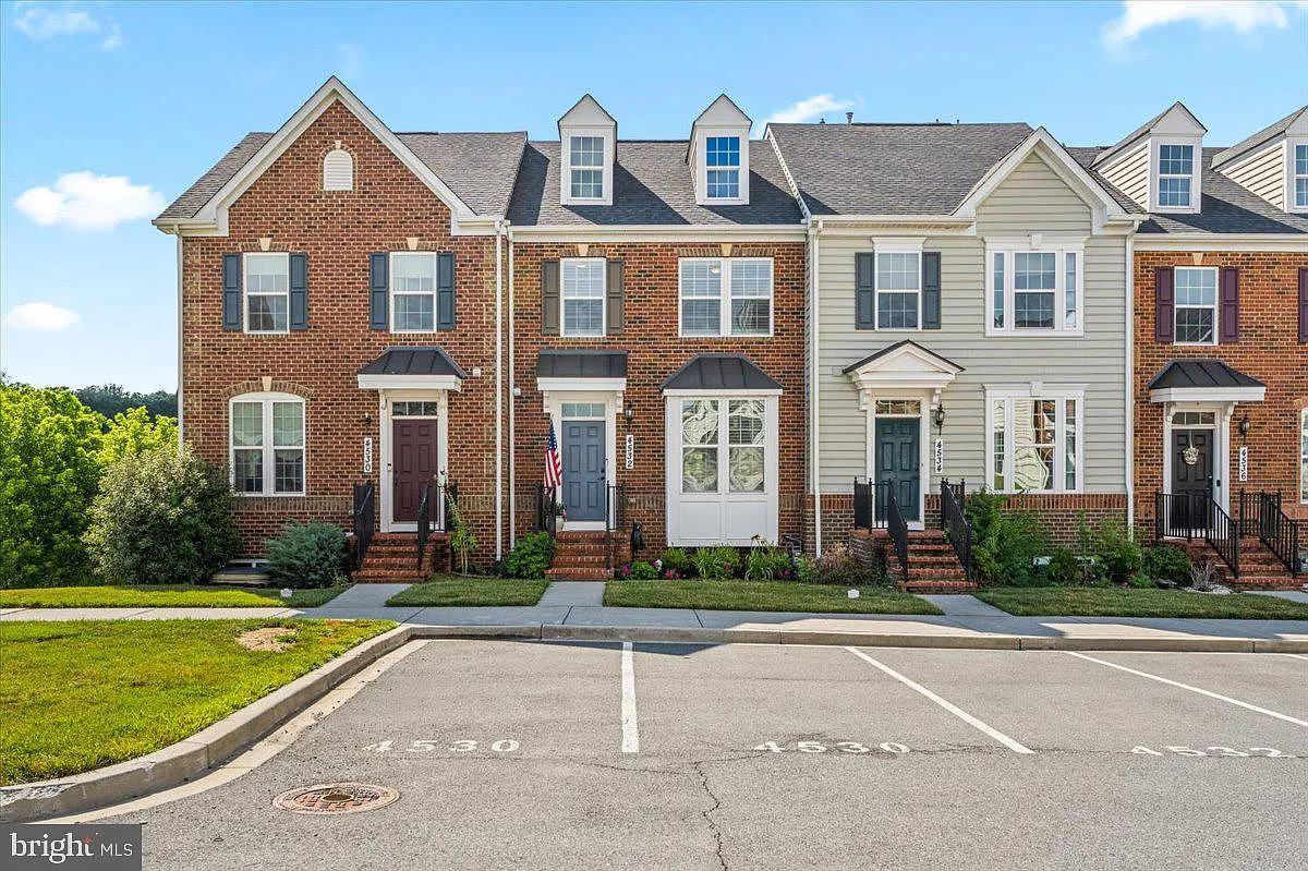 3 bed, 2.5 bath, 1694 sqft, $3,000 — Photo 1
