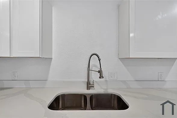 541 NW King St — Photo 11