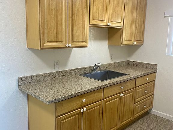 3rd image of 923 Walnut Ave #60