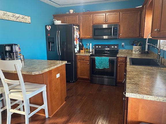 Kitchen with island 
