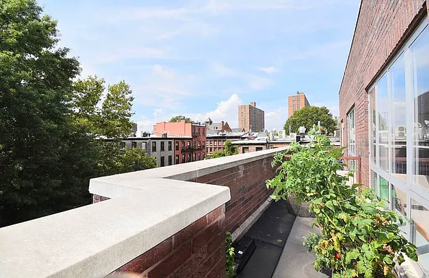 Rented by EXR | media 10