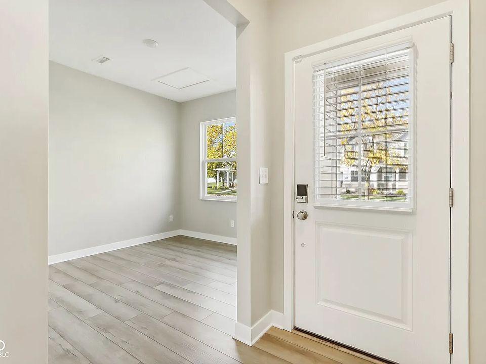 Amazing flex space by front door entrance